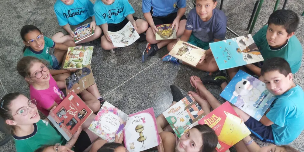 Após se aprofundarem na vida e obra de diversos autores, os alunos selecionaram novos livros na biblioteca da escola e gravaram indicações para os demais colegas