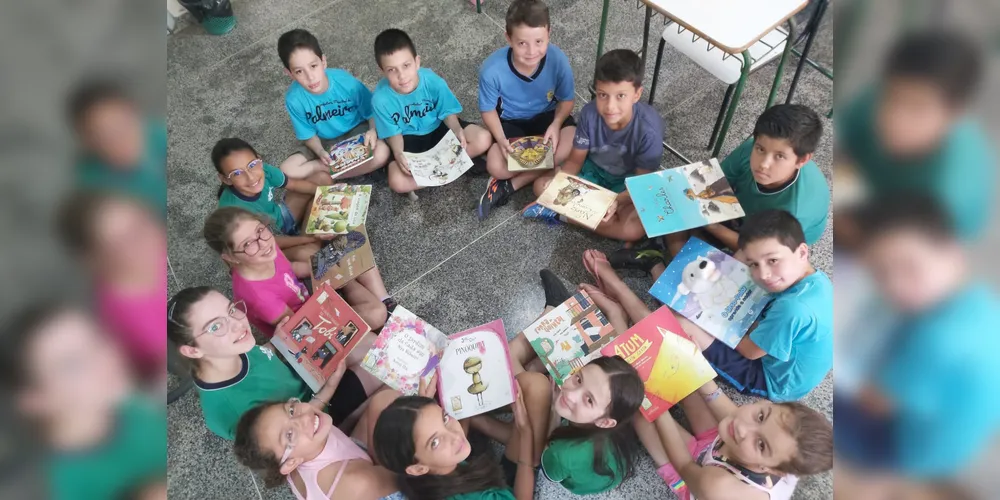 Após se aprofundarem na vida e obra de diversos autores, os alunos selecionaram novos livros na biblioteca da escola e gravaram indicações para os demais colegas