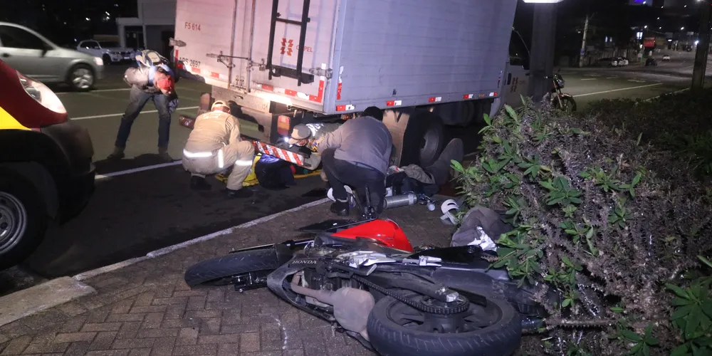 O piloto e a passageira da moto tiveram fraturas, ficando gravemente feridos