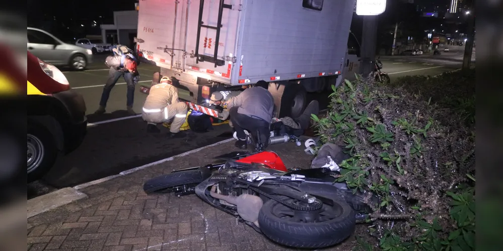 O piloto e a passageira da moto tiveram fraturas, ficando gravemente feridos