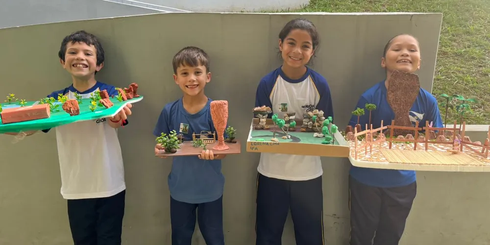 Após a confecção dos trabalhos, os alunos expuseram suas criações para os demais colegas da escola