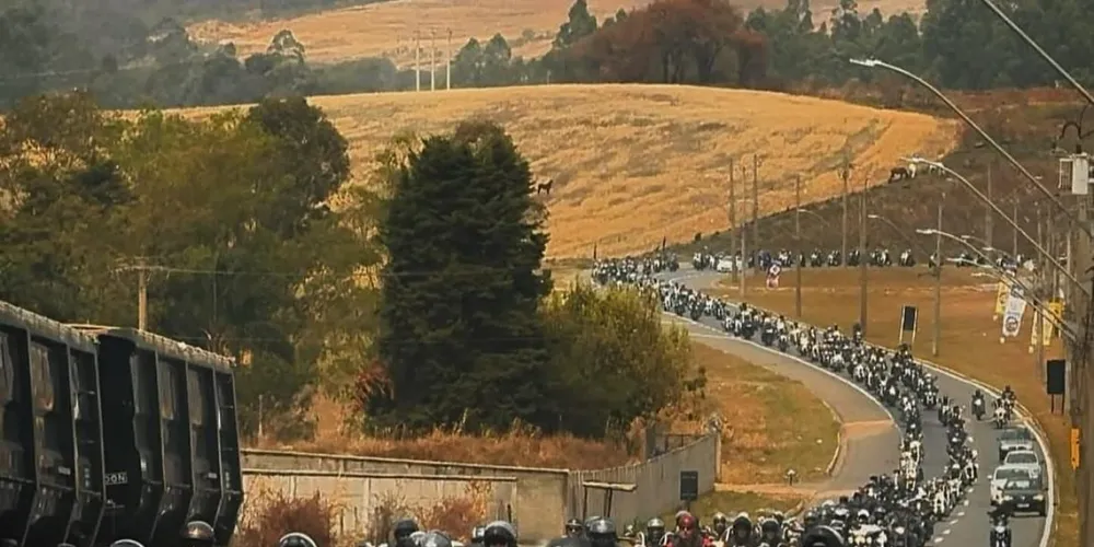 Iniciativa reúne motociclistas com roupas elegantes pilotando suas motos clássicas