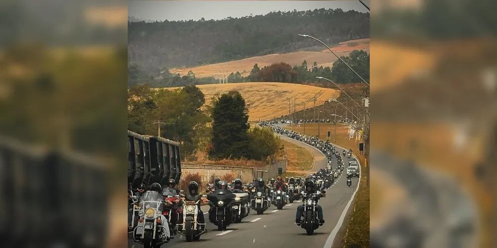 Iniciativa reúne motociclistas com roupas elegantes pilotando suas motos clássicas
