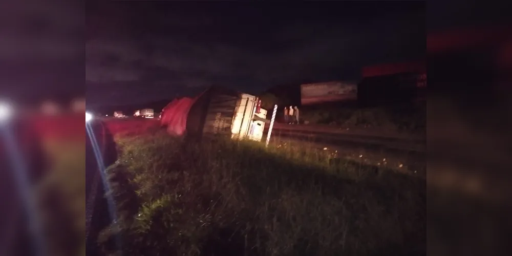 A situação foi registrada no sentido Carambeí - Ponta Grossa