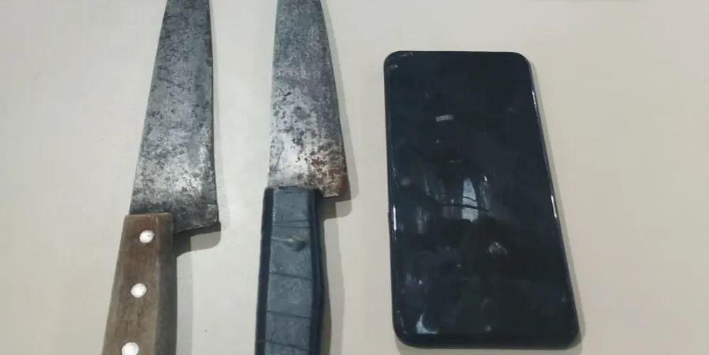 Durante a ação, um aparelho celular foi apreendido devido a mensagens relacionadas ao fato