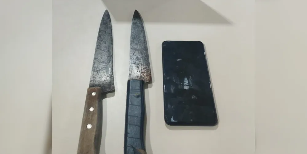Durante a ação, um aparelho celular foi apreendido devido a mensagens relacionadas ao fato