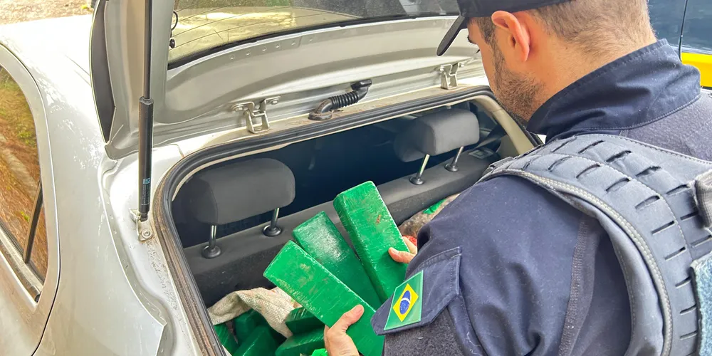 Foi dada voz de prisão ao motorista e ao passageiro