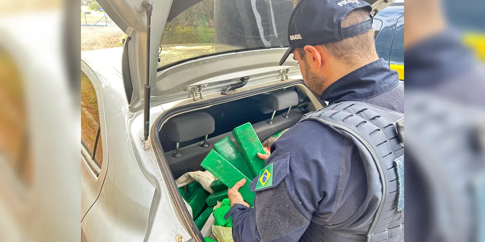 Foi dada voz de prisão ao motorista e ao passageiro