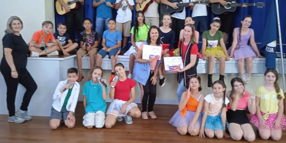 Após a preparação, o resultado do trabalho dos alunos foi apresentado no salão da escola, para os colegas e equipe educacional