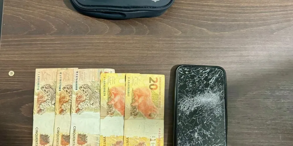 Drogas, dinheiro e objetos pessoais foram apreendidos
