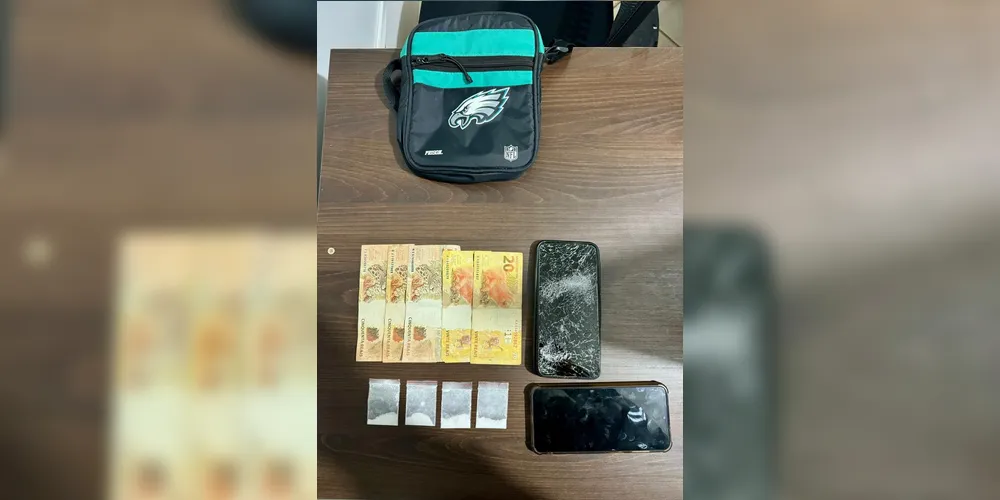 Drogas, dinheiro e objetos pessoais foram apreendidos