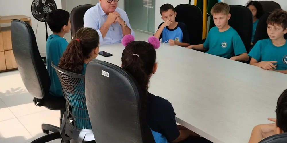 A conversa abordou temas variados, mas teve como foco o funcionamento da prefeitura e o papel do gestor