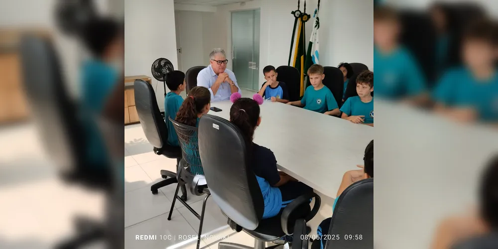 A conversa abordou temas variados, mas teve como foco o funcionamento da prefeitura e o papel do gestor