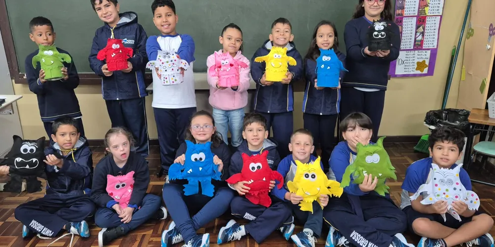 A turma realizou leituras guiadas, assistiu as videoaulas do Vamos Ler e IMM e participou de um momento lúdico com a utilização de bonecos de feltro