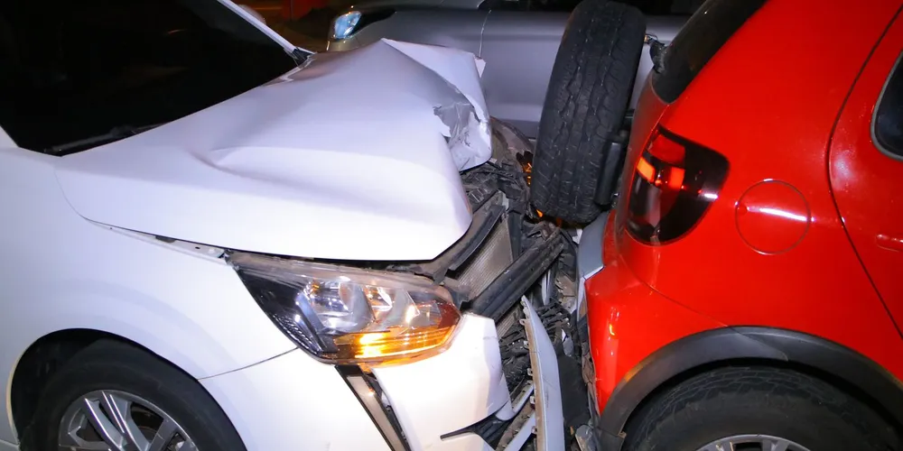 Colisão envolveu um Peugeot 208 e um CrossFox