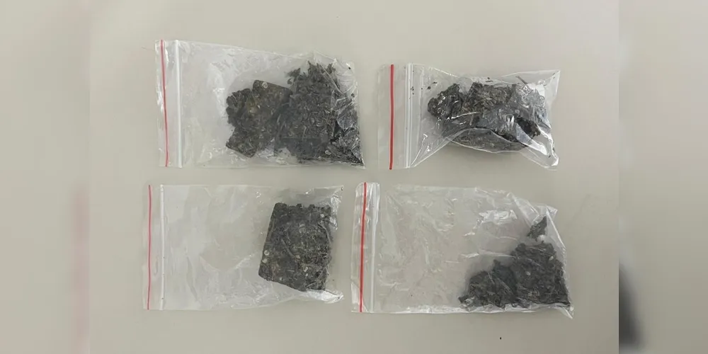 Foi localizado quatro porções de substância análoga à maconha, embaladas em sacos ziplock