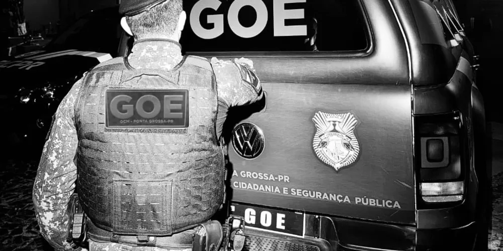 A mulher foi presa e a adolescente apreendida, sendo conduzidas para a delegacia