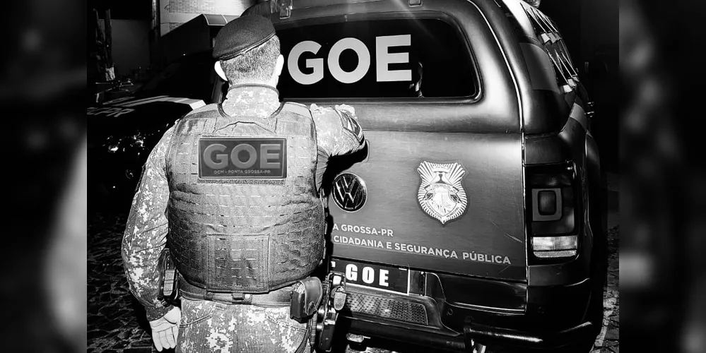 A mulher foi presa e a adolescente apreendida, sendo conduzidas para a delegacia