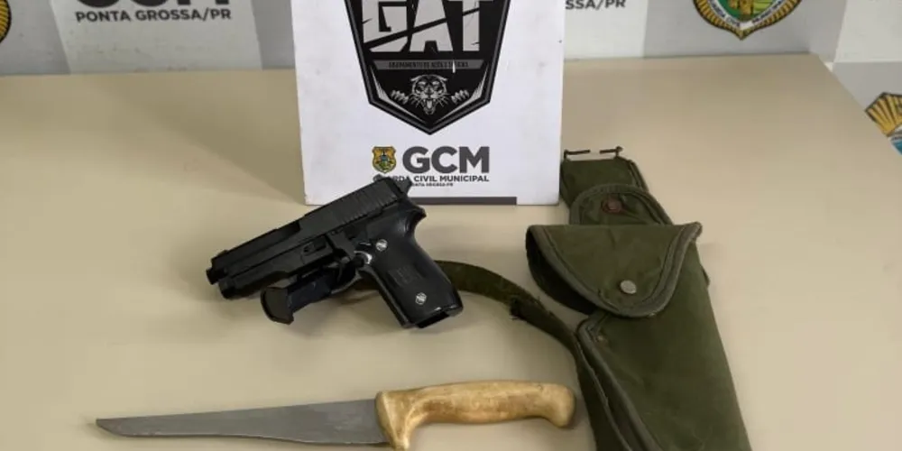 Simulacro e arma branca foram apreendidos pela equipe da Guarda