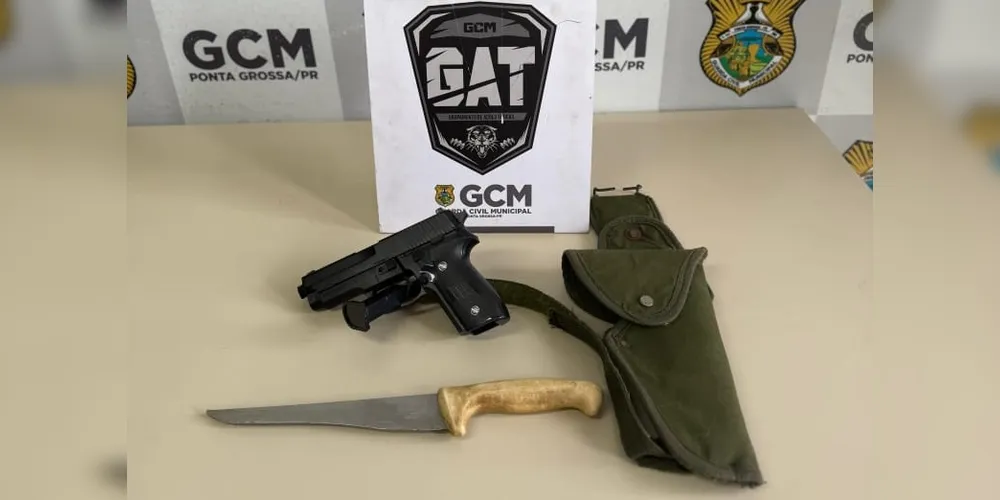 Simulacro e arma branca foram apreendidos pela equipe da Guarda