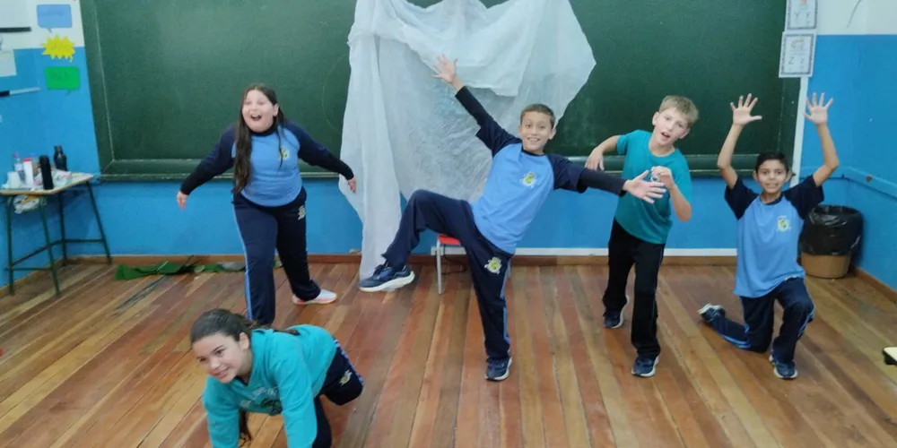A proposta possibilitou que os alunos escolhessem livros na biblioteca e recriassem a sua maneira a capa de cada um deles