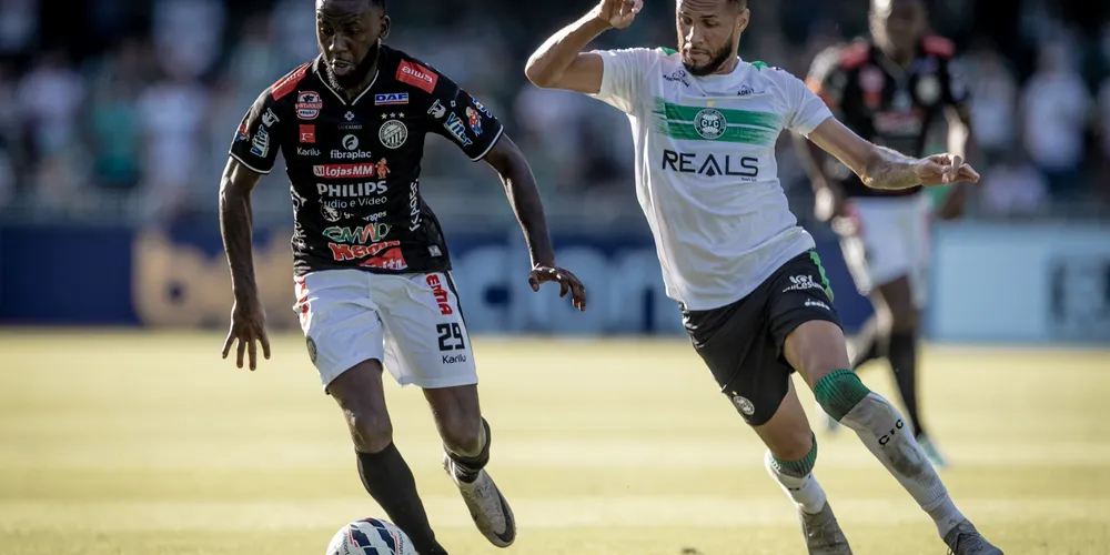 Allano com a camisa do Fantasma em clássico contra o Coritiba