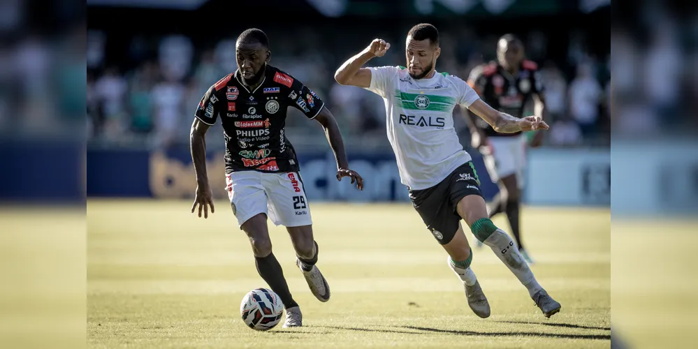 Allano com a camisa do Fantasma em clássico contra o Coritiba