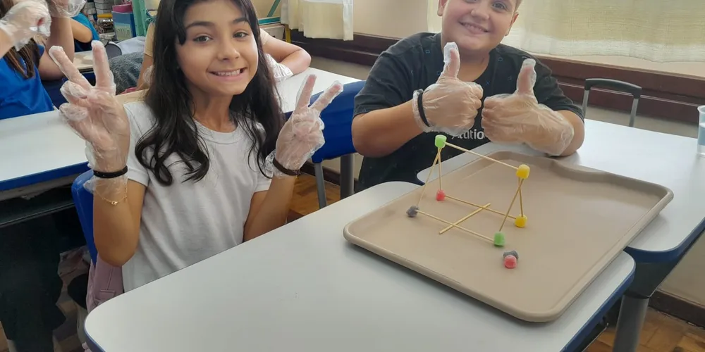 Os alunos realizaram observações, leituras do livro didático, montagens práticas de sólidos e criaram figuras tridimensionais com gomas e palitos