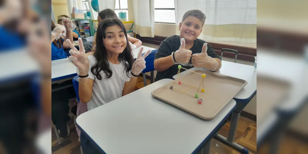 Os alunos realizaram observações, leituras do livro didático, montagens práticas de sólidos e criaram figuras tridimensionais com gomas e palitos