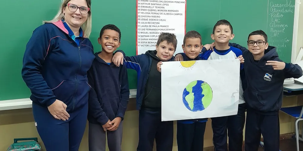 Após os estudos, os educandos, divididos em grupos, ficaram responsáveis por transmitir as informações que obtiveram as demais classes da escola