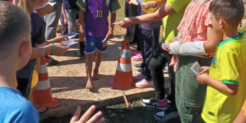 Os educandos prepararam cartazes, mensagens e orientações que foram utilizadas durante a realização do momento educacional