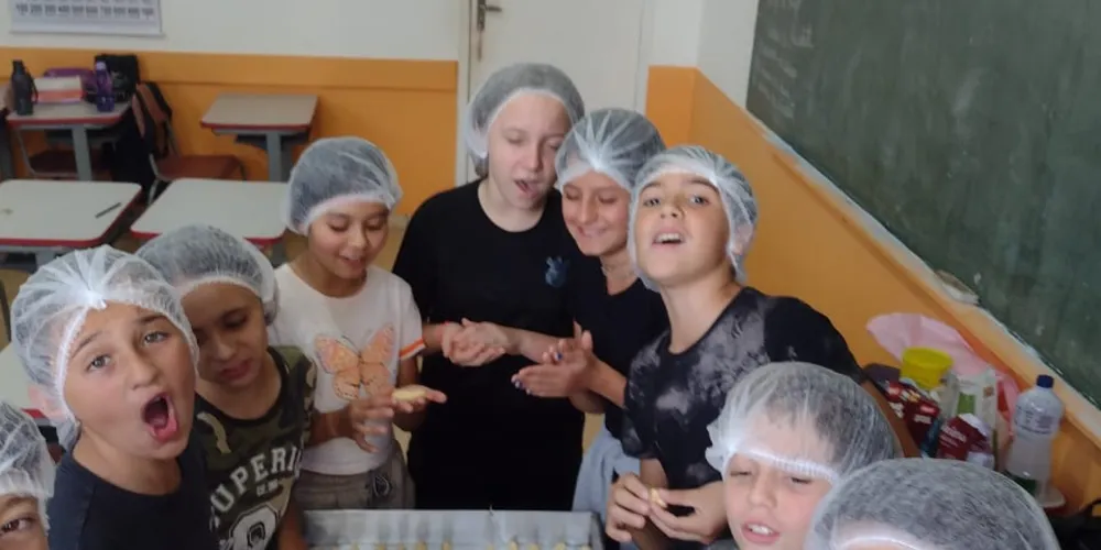 A proposta gerou empolgação nos alunos e facilitou a compreensão de conceitos como a organização de etapas e o desenvolvimento de habilidades de leitura e interpretação