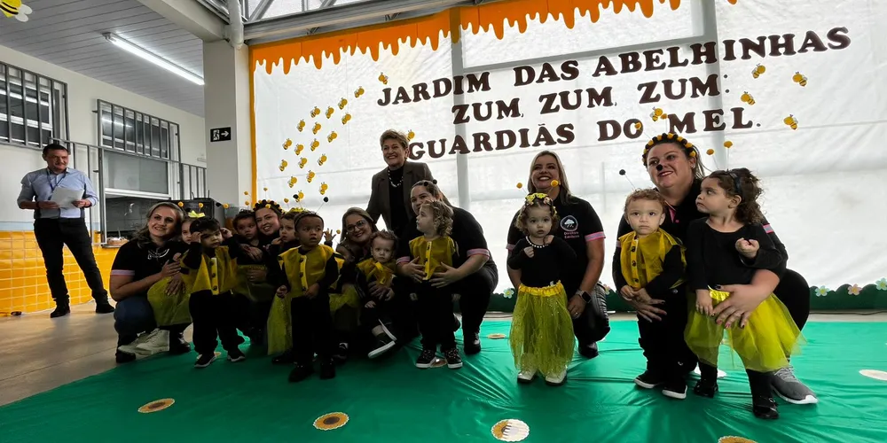 Secretária de Educação com professoras e crianças do CMEI