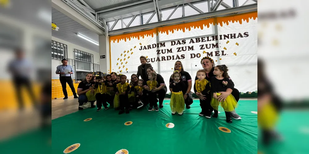 Secretária de Educação com professoras e crianças do CMEI
