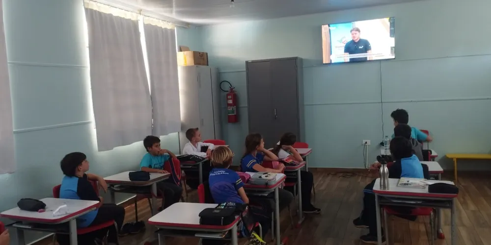 A turma iniciou as atividades assistindo ao conteúdo especial do Vamos Ler