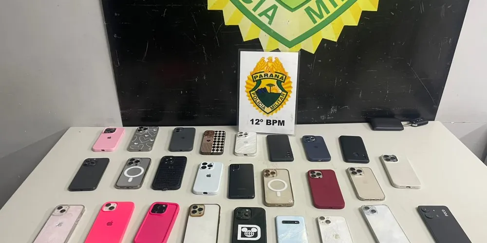 Além dos celulares, foram apreendidos cartões bancários, joias, dinheiro em espécie e uma motocicleta