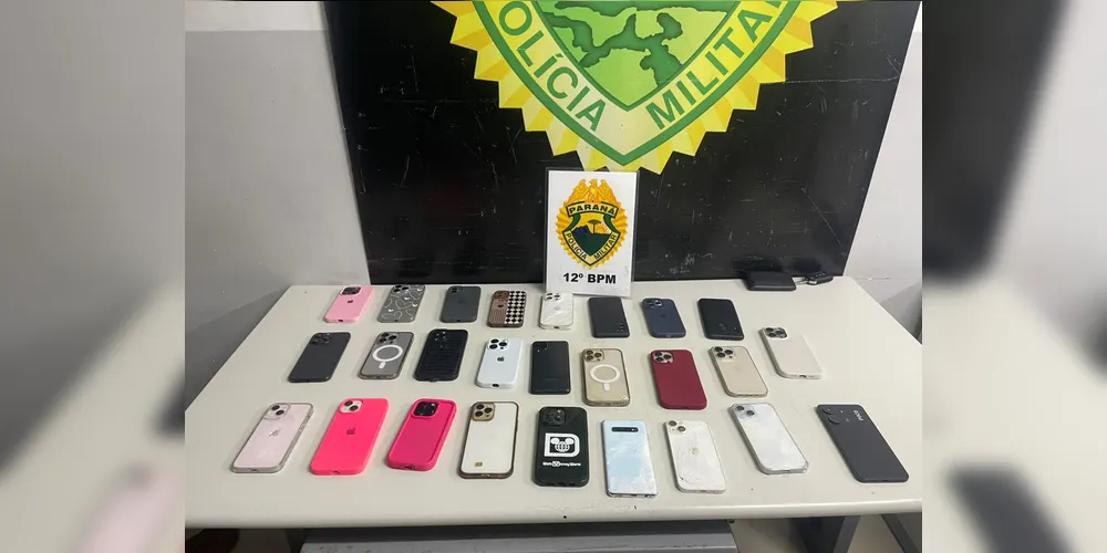 Além dos celulares, foram apreendidos cartões bancários, joias, dinheiro em espécie e uma motocicleta