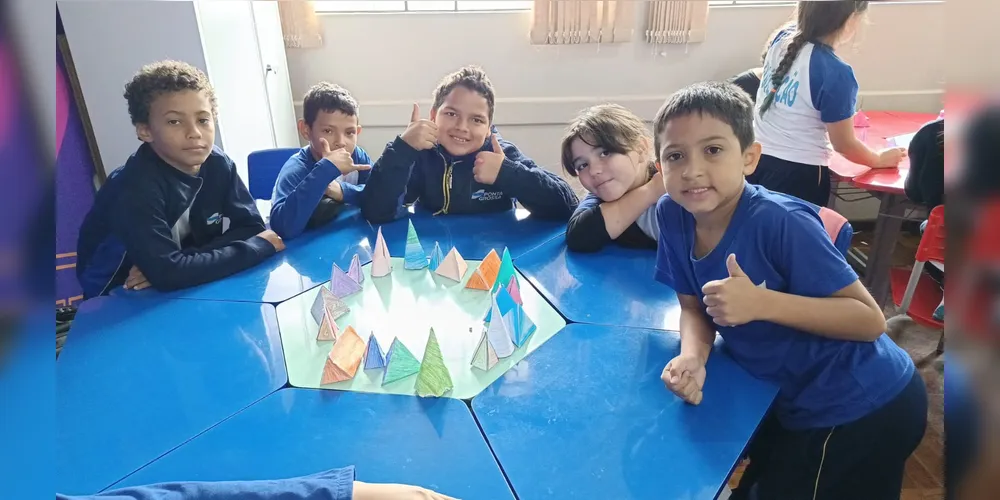 A turma utilizou modelos físicos, o livro didático e vídeos instrutivos para consolidar o aprendizado