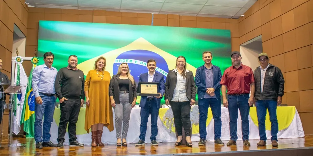 A honraria foi concedida pela Câmara Municipal em reconhecimento aos relevantes serviços prestados ao município