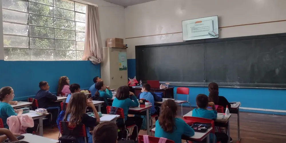 O trabalho foi realizado em etapas, com a turma inicialmente se familiarizando com o tema e posteriormente preparando apresentações de poesias selecionadas