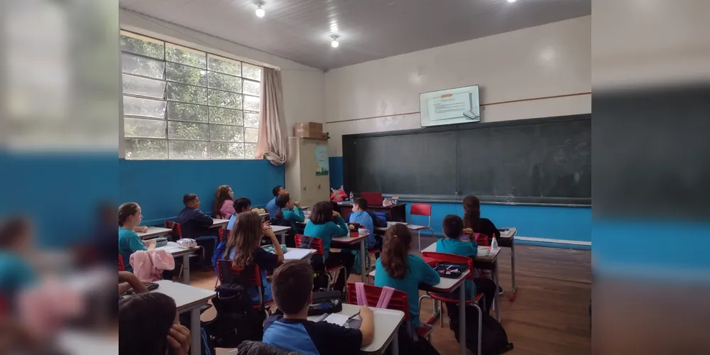 O trabalho foi realizado em etapas, com a turma inicialmente se familiarizando com o tema e posteriormente preparando apresentações de poesias selecionadas