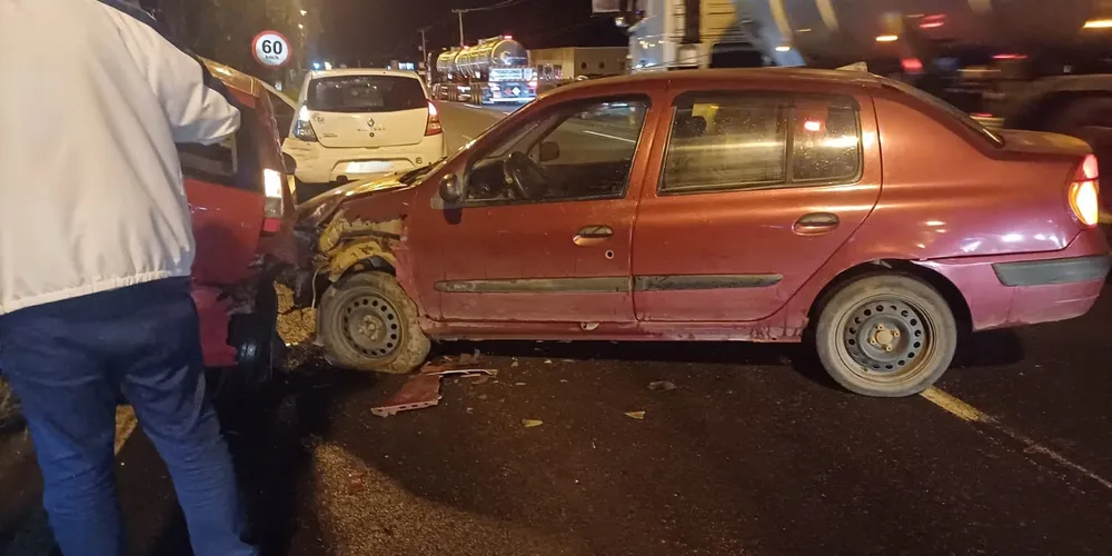 Acidente aconteceu nesta noite, na Souza Naves