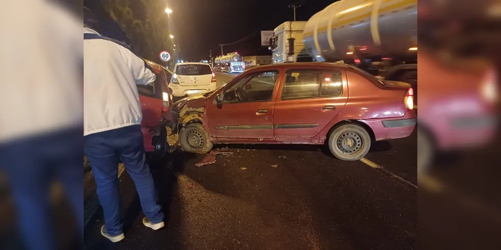Acidente aconteceu nesta noite, na Souza Naves