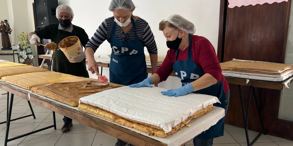 Voluntários participam da produção dos bolos