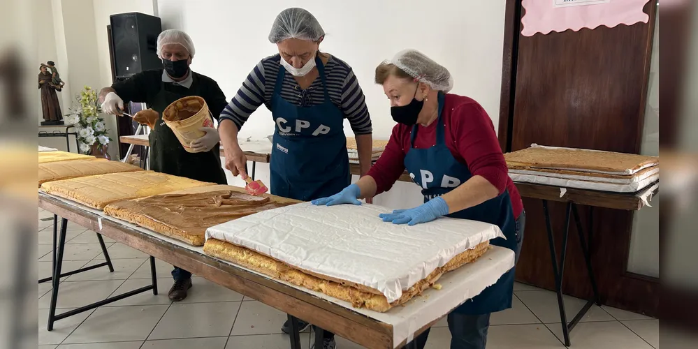 Voluntários participam da produção dos bolos