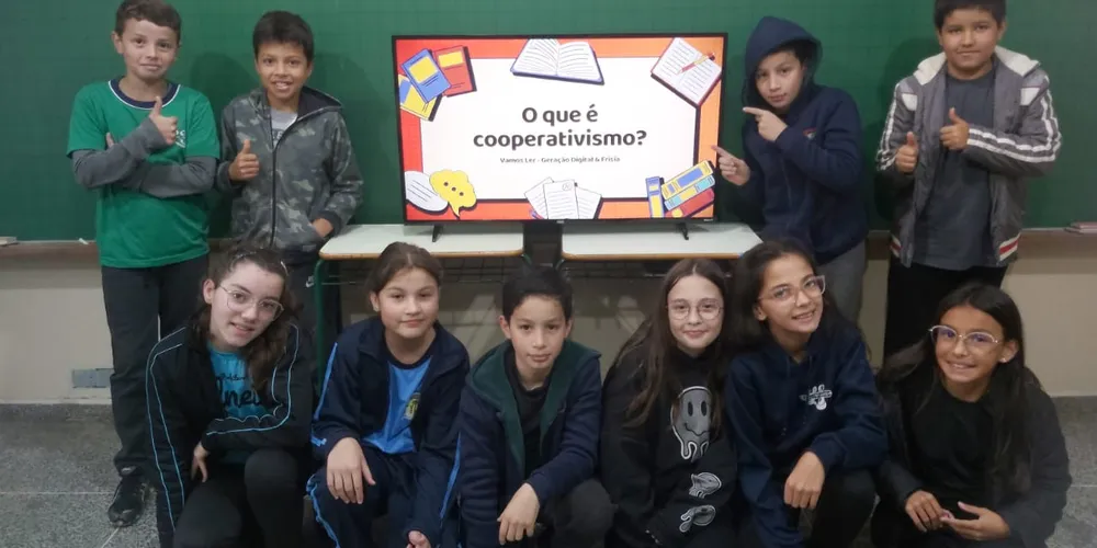 Os alunos realizaram inúmeros trabalhos e estudos, como a videoaula do Vamos Ler, momentos de leitura guiada, entrevistas e gravações com familiares e a confecção de cartões postais envolvendo a produção local de suas famílias