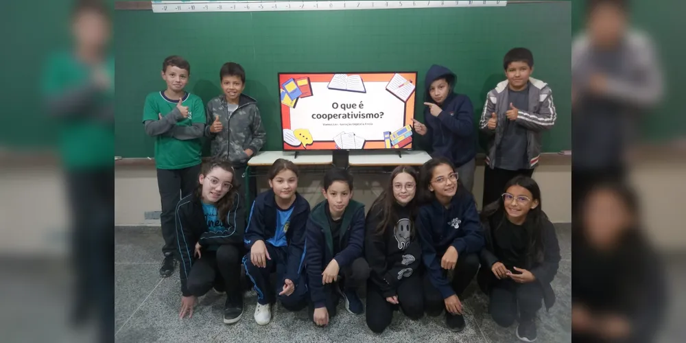 Os alunos realizaram inúmeros trabalhos e estudos, como a videoaula do Vamos Ler, momentos de leitura guiada, entrevistas e gravações com familiares e a confecção de cartões postais envolvendo a produção local de suas famílias