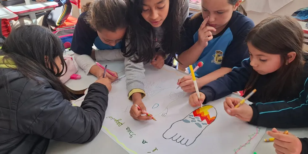 A proposta envolveu estudos interdisciplinares, entrevistas com familiares e a confecção de HQs e cartazes
