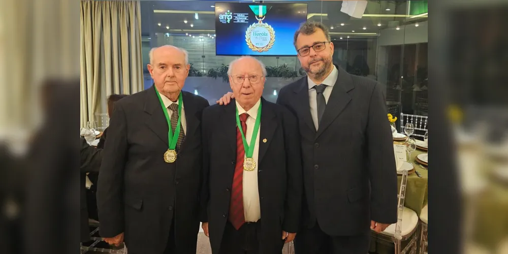 Médicos com a Medalha Heróis do Curar