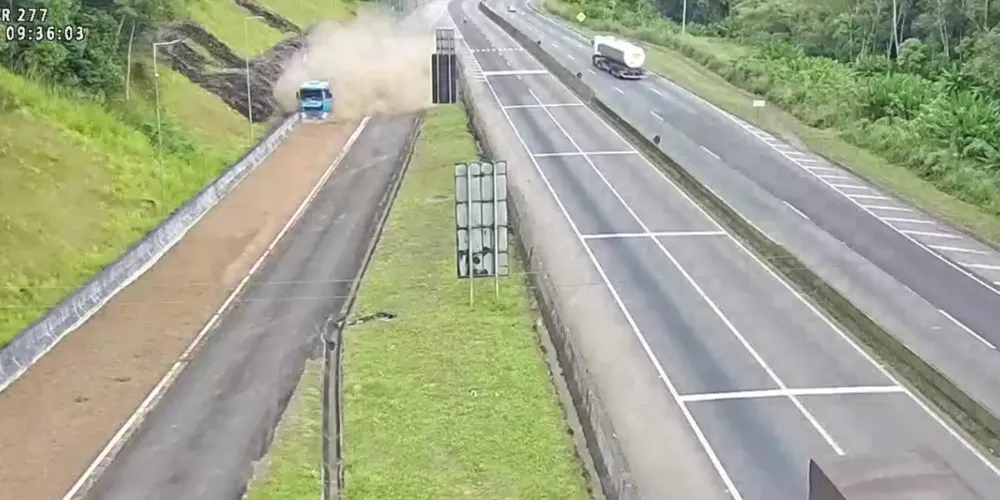 O condutor da carreta não ficou ferido